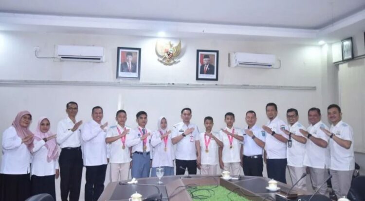 FOTO BERSAMA—Para pelajar SMP dan SMA Sawahlunto yang meraih medali emas FLS2N
foto bersama Pj Wali Kota Fauzan Hasan