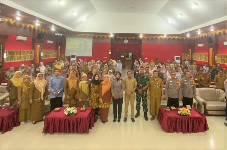 AUDIT— Tim Percepatan Penurunan Stunting (TPPS) Kota Pariaman Hendri usai acara foto bersama di Aula Balaikota Pariaman, kemarin.