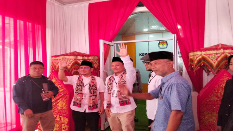 MENDAFTAR KE KPU— Bapaslon Bupati-Wakil Bupati Dharmasraya Adi Gunawan-Romi Siska Putra saat mendaftar ke KPU Dharmasraya.