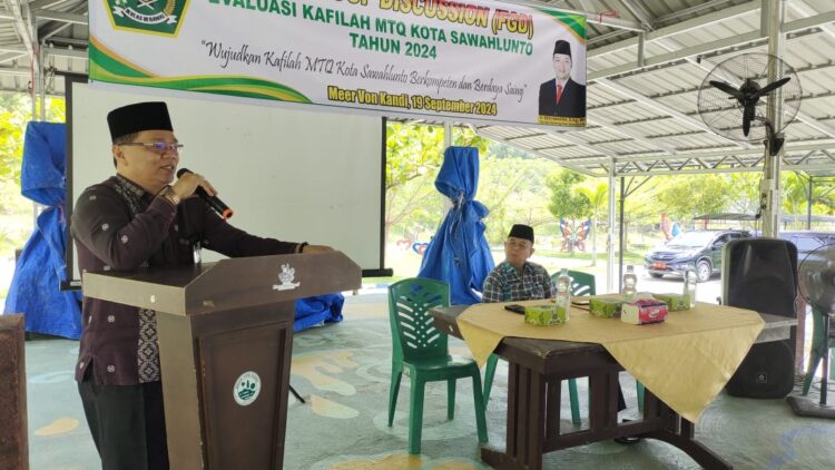 SAMBUTAN— Pj Sekretaris daerah Kota Sawahlunto Irzam saat berikan
sambutan pada acara Focus Group Discussion (FGD) Evaluasi Kafilah kemarin.