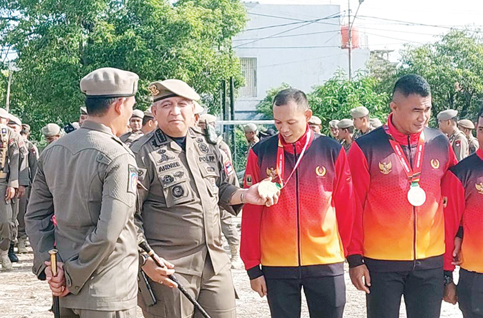 APEL GABUNGAN— Pj Wali Kota Padang, Andree Algamar, menghadiri apel gabungan Satpol PP untuk menyambut delapan atlet Satpol PP yang memperkuat kontingen Sumbar di ajang Pekan Olahraga Nasional (PON) XXI Aceh-Sumut.