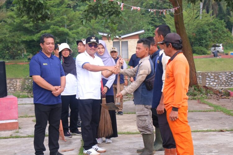 SERAHKAN—Pj.Wali Kota Payakumbuh, Suprayitno, saat menyerahkan alat untuk goro kawasan Batang Agam .