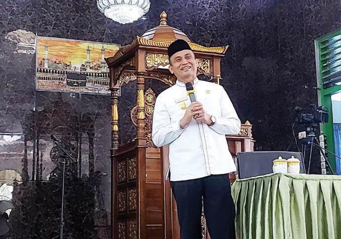 WIRID MINGGUAN— Pjs Bupati Agam, Endrizal saat mengisi kegiatan wirid mingguan Korpri, Jumat (27/9).