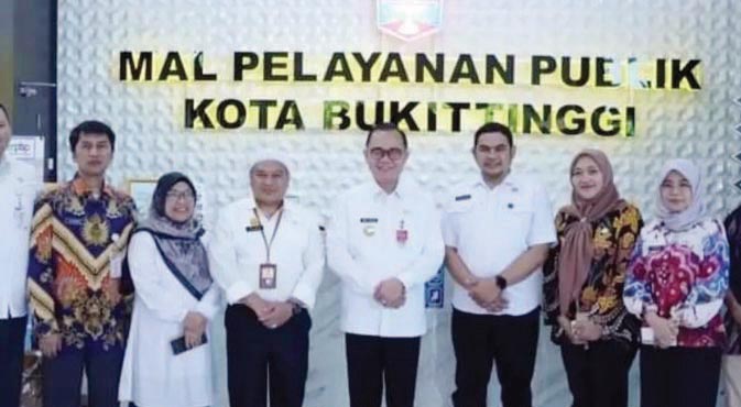 KUNJUNGAN— Pjs Wali Kota Bukittinggi saat melakukan kunjungan ke MPP Kota Bukittinggi, Jumat (27/9).