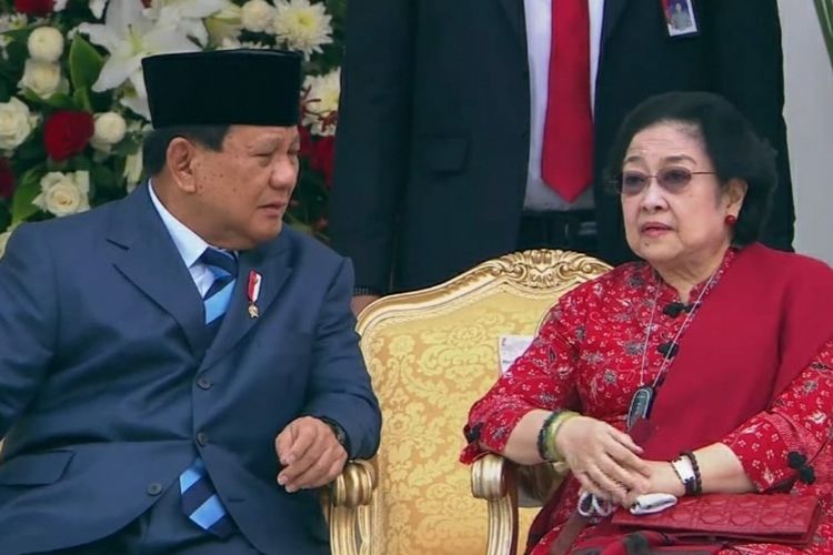 BERBINCANG— Presiden ke-5 RI
Megawati Soekarnoputri saat berbincang
dengan Prabowo Subianto.