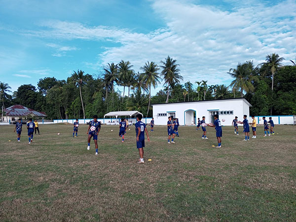 MATANGKAN PERSIAPAN— Tim Sepakbola PON Sumbar menggelar latihan guna mematangkan persiapan menjalani laga kedua grup D menghadapi Tim PON NTT.