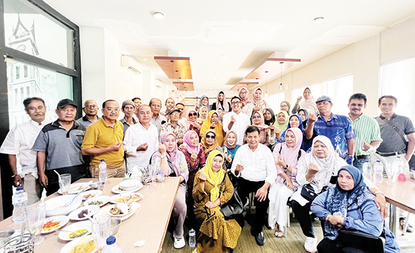 SILATURAHMI— Anggota DPRD Kota Padang dari Dapil Padang 5, Rachmad Wijaya melakukan silaturahmi dengan warga yang telah memberikan amanah kepadanya, di Kelurahan Jati, Kecamatan Padang Timur, Kamis (12/9).