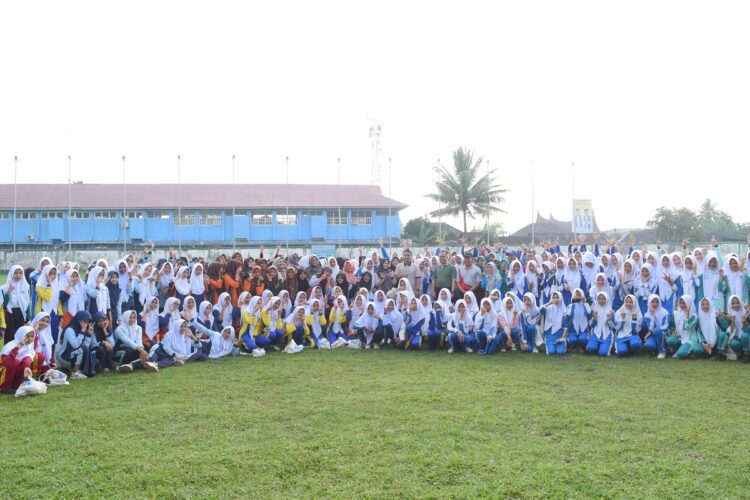 FOTO BERSAMA—Ketua Tim Percepatan Penurunan Stunting (TPPS) Kota Solok, ramadhani usai kegiatan foto bersama.