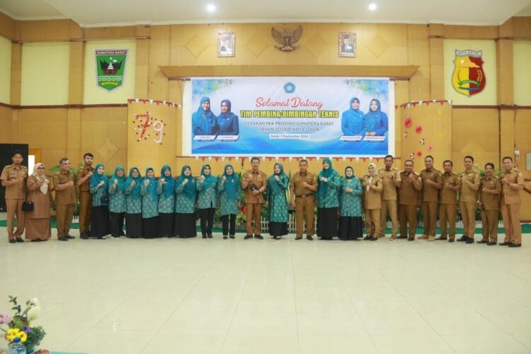 FOTO BERSAMA— TP- PKK Provinsi Sumatra Barat, Asisten I Pemko Solok, Nova Elfino,
foto bersama usai kegiatan.