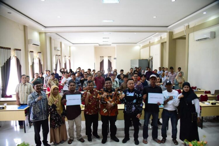 BANTUAN MESIN TEMPEL— Bupati Padangpariaman Suhatri Bur berfoto bersama dengan nelayan penerima bantuan mesin tempel dan lainnya.