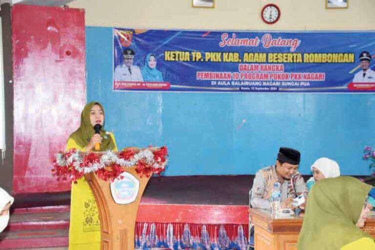 NARASUMBER— Ketua TP PKK Agam Ny Yenni Andri Warman selaku narasumber pada pembinaan kepada TP PKK Nagari Sungai Pua, terkait
10 program pokok PKK, di Aula Kantor Wali Nagari Sungai Pua, Kamis (12/9).