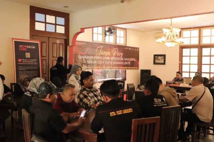 SIARAN PERS—Ketua KPU Kota Sawahlunto Hamdani
yang didampingi Komisioner KPU Kota Sawahlunto dalam siaran persnya ungkapkan hal terkait di Hotel Paray Kota Sawahlunto, Kamis (19/9).