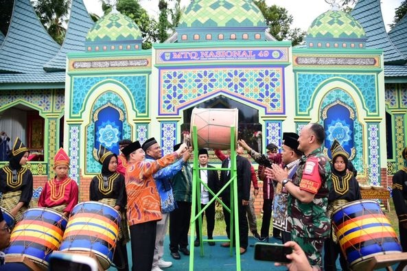 PEMBUKAAN MTQ— Bupati Padangpariaman Suhatri Bur pukul beduk saat membuka gelaran MTQ Nasional ke 49 di Kecamatan VII Koto Sungai Sarik, Kabupaten Padangpariaman.