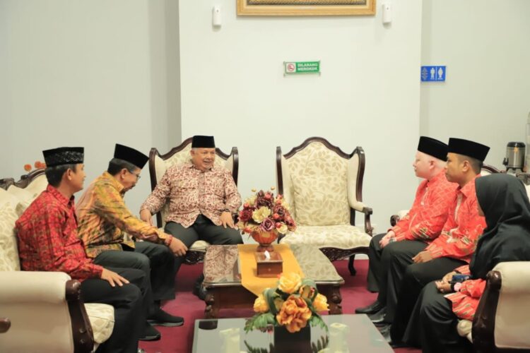 SEMANGATI KAFILAH— Wali Kota Solok Zul Elfian Umar bincang-bincang dengan para kafilah Kota Solok untuk menyemangati mereka.