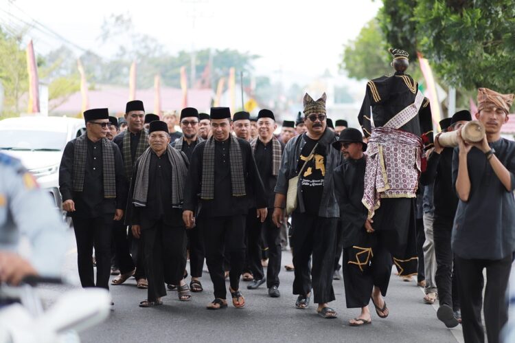 IKUTI—Wakil Wali Kota Solok, Dr.H.Ramadhani Kirana Putra ikuti prosesi turun kasawah bersama sasaran silek tuo Sinpia dan Ikuti permainan anak nagari diantaranya Batuang Gilo.