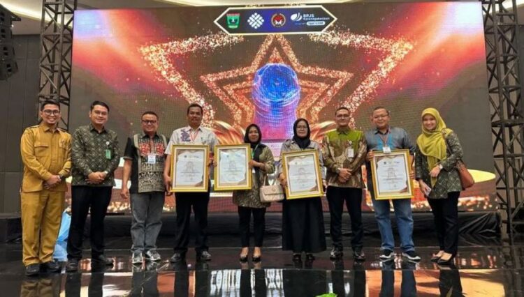 TERIMA PARITRANA—Jajaran Pemko dan perusahaan di Kota Sawahlunto yang menerima
Paritrana Award 2024 dari BPJS Ketenagakerjaan.