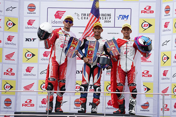 RAIH PODIUM— M Adenanta Putra dan Veda Ega Pratama, pebalap AHRT berhasil meraih podium Supersports (SS) 600 dengan menduduki posisi kedua dan ketiga pada balapan kedua dengan CBR600RR di Sepang International Circuit.