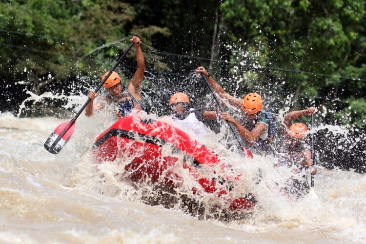 ARUM JERAM— Tim Arum Jeram Sumbar kembali mempersembahkan medali perunggu di ajang PON XXI Aceh-Sumut, dari nomor R4 Putri, setelah dalam laga final yang digelar di Sungai Mamas, Aceh Tenggara, Rabu (18/9), finis di posisi ketiga.