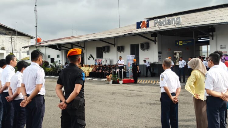 Vice President PT KAI (Persero) Divre II Sumbar, Sofan Hidayah memimpin Upacara HUT ke-79 KAI di lapangan Stasiun Padang, Sabtu (28/9).