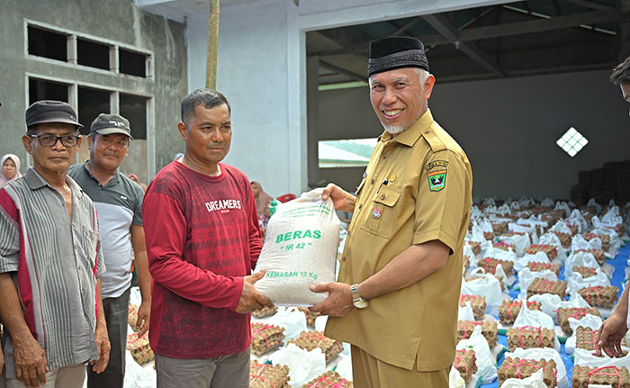 SALURKAN BANTUAN— Gubernur Sumbar, Mahyeldi Ansharullah menyalurkan ribuan paket bantuan berupa bahan pangan untuk korban banjir bandang dan longsor di Kabupaten Pessel.