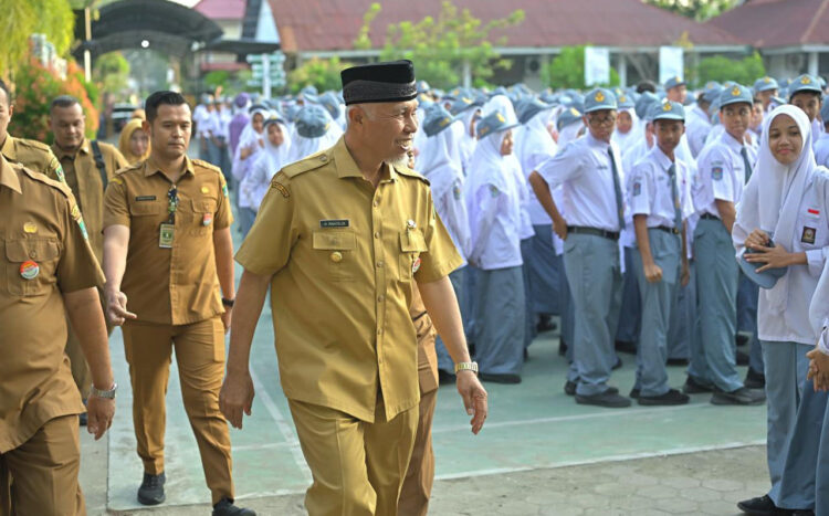 KUNJUNGI SMA— Gubernur Sumbar Mahyeldi Asharullah mengunjungi salah satu SMA di Bukittinggi
untuk memotivasi siswa-siswa di sekolah tersebut.