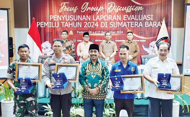 TERIMA PENGHARGAAN— Sejumlah mitra penting KPU Sumbar dalam suksesnya penyelenggaraan Pemilu 2024 menerima penghargaan langsung oleh Ketua KPU Sumbar Surya Efitrimen, Kamis (26/9).