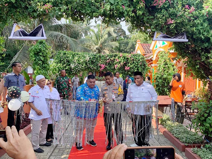 RESMIKAN—Kapolres Padangpariaman AKBP Ahmad Faisol Amir dan Suhari Bur, saat meresmikan rumah makan lebah kelulut di Korong Padang Baru Nagari Paritmalintang, Kecamatan Enam Lingkung, Kabupaten Padangpariaman.