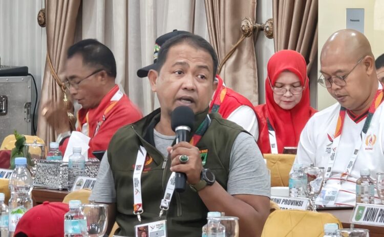 SAMPAIKAN KELUHAN— Wakili CDM Sumbar, Nisfan Jumadil sampaikan keluhan dan masukan kontingen Sumbar terhadap Panitia lokal, PB PON dan Panwasrah PON XXI Aceh-Sumut 2024.