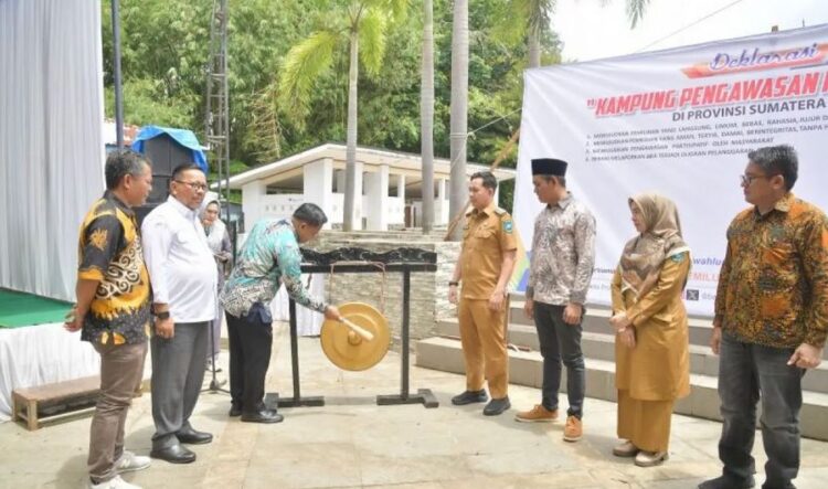 IKUTI—Penjabat Wali Kota Sawahlunto Fauzan Hasan saat mengikuti deklarasi Kampung Pengawasan Partisipatif
untuk Pilkada serentak 2024 di Sawahlunto, baru-baru in