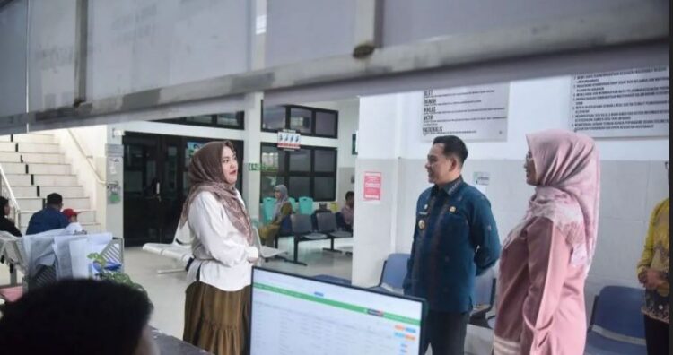 TINJAU—
Penjabat Wali Kota Sawahlunto Fauzan Hasan meninjau Puskesmas Sungai Durian yang sudah mulai menerapkan pola Integrasi Layanan
Primer (ILP).