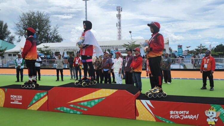 PODIUM— Dua atlet Sepatu Roda Sumbar menyumbang medali perak dan perunggu pada nomor Time Trail 100 Meter yang digelar di Pantai Pelangi Roller Skate, Pidie Sigli Aceh, Kamis (12/9).