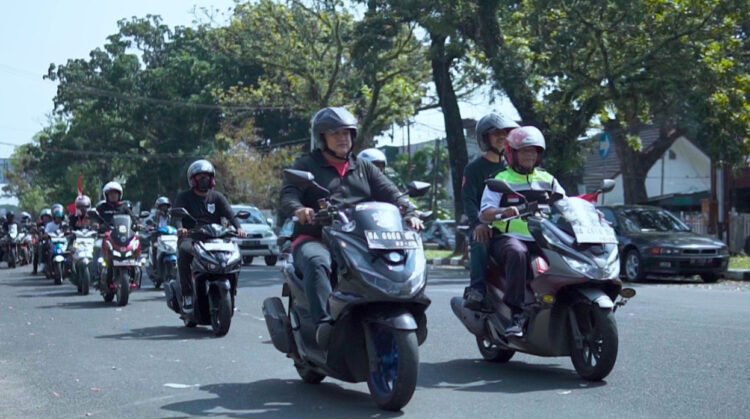 TIPS— Honda Hayati sealku main dealer sepeda motor honda Sumbar memberikan tim aman berkendara saat touring.