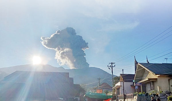 ERUPSI— Gunung Marapi mengalami erupsi pada Minggu (27/10).