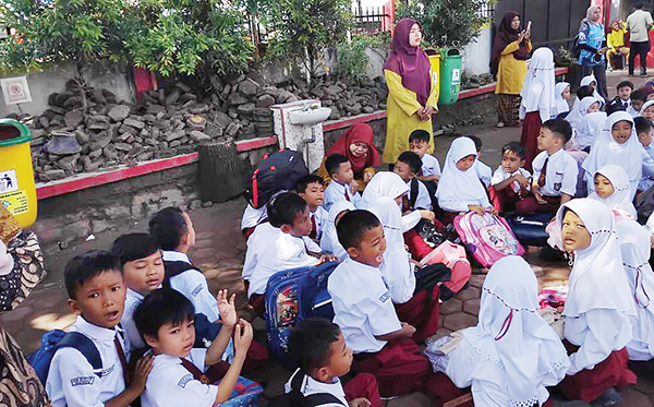 SIMULASI GEMPA DI SEKOLAH— Ratusan siswa dan siswi SDN 06 Kampung Lapai, Kecamatan Nanggalo bersama majelis guru, melakukan simulasi gempa dan tsunami di halaman sekolah, saat peringatan Hari Kesiapsiagaan Bencana Nasional (HKBN) 2024, Senin (30/9) lalu.