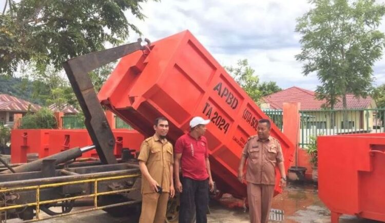 SERAHKAN—Terlihat Dinas Lingkungan Hidup (DLH) Kota Solok usai  menyerahkan bak kontainer sampah ke Lapas IIB Solok.