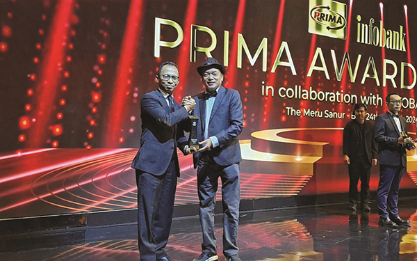 TIGA PENGHARGAAN — Direktur Keuangan Bank Nagari Roni Edrian menerima tiga penghargaan PRIMA Award 2024 yang diserahkan Wakil Presiden Direktur PT. Rintis Sejahtera (RINTIS) Suryono Hidayat.