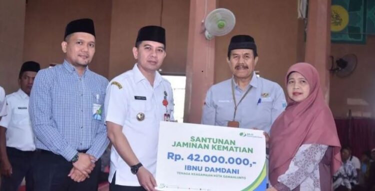 SERAHKAN—Pj Wali Kota Sawahlunto Fauzan Hasan bersama Kepala BPJS Ketenagakerjaan Cabang Solok Maulana Anshari Siregar serahkan simbolis JKM untuk tenaga keagamaan