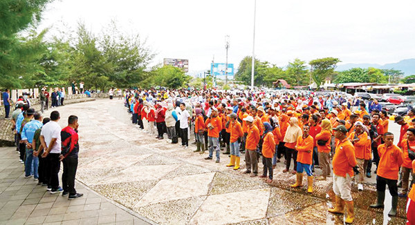 BERSIHKAN PANTAI PADANG—Pj Wali Kota Padang Andree Algamar, memimpin aksi bersih-bersih Pantai Padang, usai hujan lebat mengguyur wilayah Kota Padang sejak beberapa hari terakhir, Rabu (16/10).