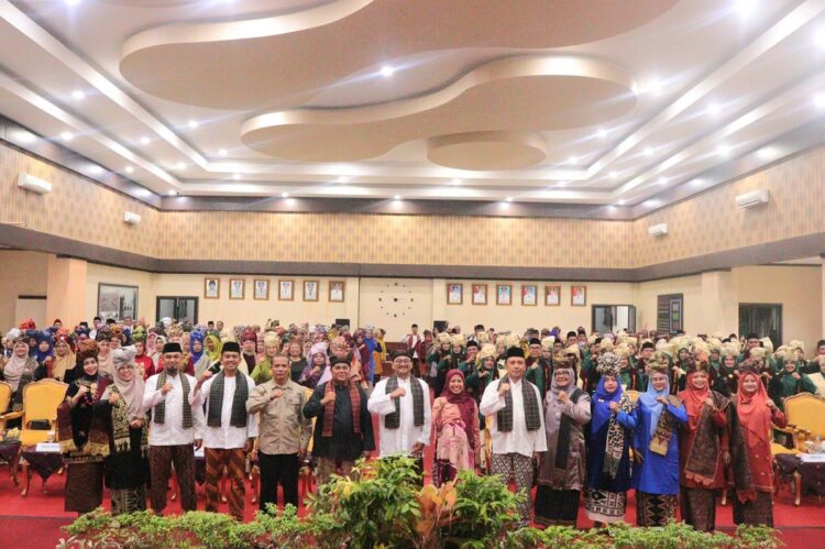 PENGUKUHAN GURU PENGGERAK— Pj Wali Kota Payakumbuh Suprayitno foto bersama guru penggerak Kota Payakumbuh usai pengukuhan, di Aula Ngalau Lt. 3 Balai Kota.