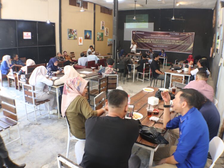 KPU Sumbar bermasa JMSI menggelar diskusi membahas peran strategis media dalam mengawal pelaksanaan pilkada, di salah satu kafe di Kota Padang, Kamis, (24/10). Foto: Dokumentasi KPU Sumbar.