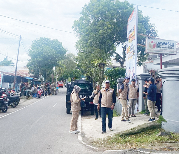 PENERTIBAN APK— Tim Gabungan Kota Bukittinggi, menertibkan ratusan alat peraga kampanye yang dinyatakan bermasalah karena dipasang di lokasi terlarang, Selasa (15/10).