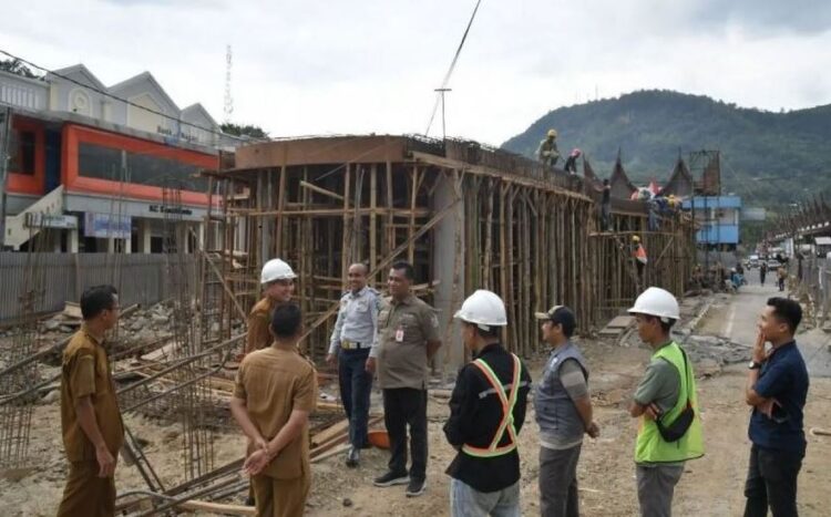 TINJAU—Pj Wali Kota Sawahlunto Fauzan Hasan meninjau progres pekerjaan pembangunan terminal pasar Sawahlunto.