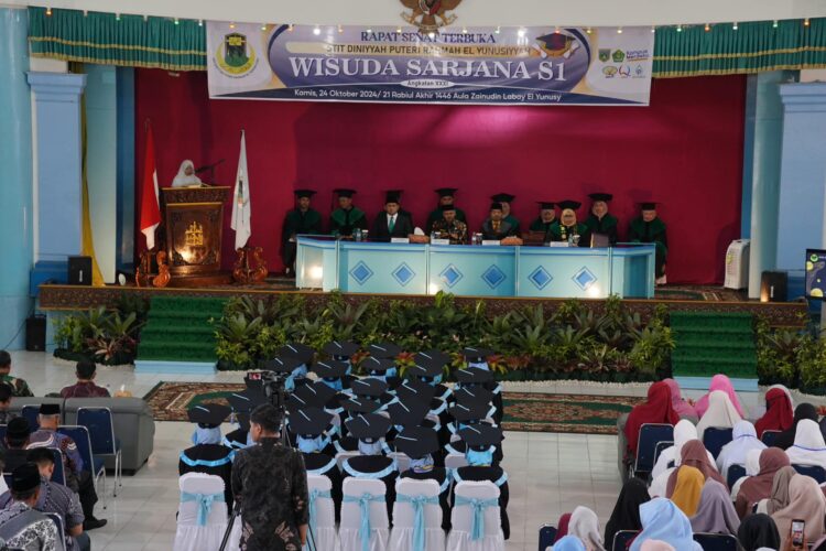 WISUDA—STIT Diniyyah Puteri Rahmah El Yunusiyyah Kota Padang Panjang gelar Wisuda Sarjana di Gedung Pertemuan Zainuddin Labay El Yunusy, Kamis (24/10).