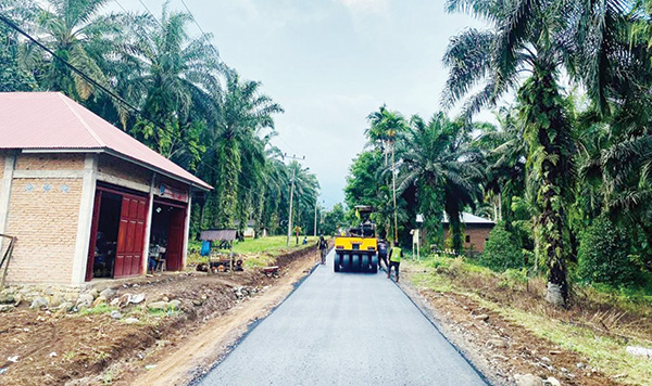 PENGERJAAN jalan yang hampir rampung di Kabupaten Pasbar.