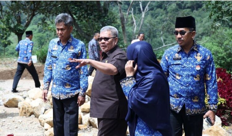 kunjungan kerja--Ketua DPRD Sulbar H. Muhidi, memantau sarana dan prasarana penunjang pendidikan pada saat  melakukan kunjungan kerja ke SMAN 2 Sumatera Barat di Kabupaten Solok, Kamis (17/10).