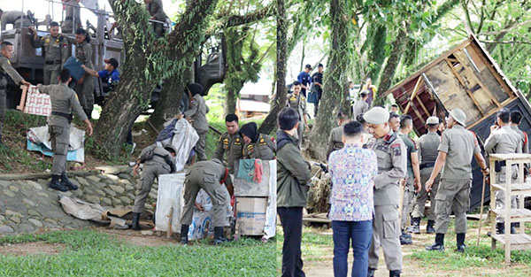 LAPAK PKL DIBONGKAR— Petugas Satpol PP bersama BWS Sumatera V Padang dan juga pihak keluarahan, kecamatan melakukan pembongkaran terhadap lapak-lapak dan kafe yang diidirikan pedagang di kawasan bibir sungai Muaro Panjalinan, Kelurahan Bungo Pasang, Kecamatan Koto Tangah, Rabu (23/10).