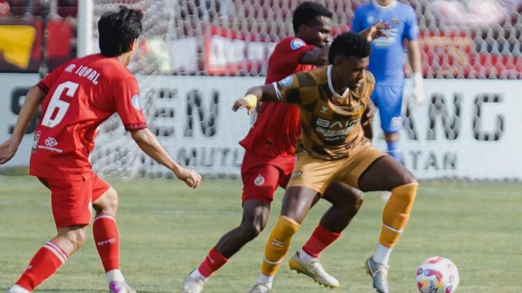 DUEL— Duel Semen Padang FC melawan Dewa United di pekan ke-9 BRI Liga 1 2024/2025 yang berlangsung di Stadion H. Agus Salim Padang, Jumat (25/10) sore, berakhir dengan skor 1-8 untuk kemenangan tim tamu.