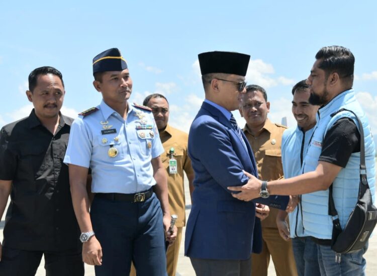 Juru bicara Badan' Pemenangan Aceh Mualem - Dek Fadh saat menerima Menteri luar negeri Sugiono di Bandara Iskandar Muda