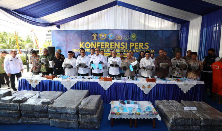 GANJA— Kepala BNN RI, Komjen Pol Marthinus Hukom
bersama Forkopimda Sumbar saat konferensi pers pengungkapan kasus penyelundupan 624,5 Kg ganja dari aceh dengan
tujuh orang tersangka.