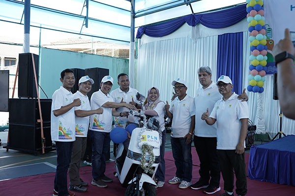 jalan santai --PLN UID Sumbar adakan kegiatan jalan santai bersama, kemudian gelar Kesenian Irama Minang (KIM) dan berbagi doorprize.